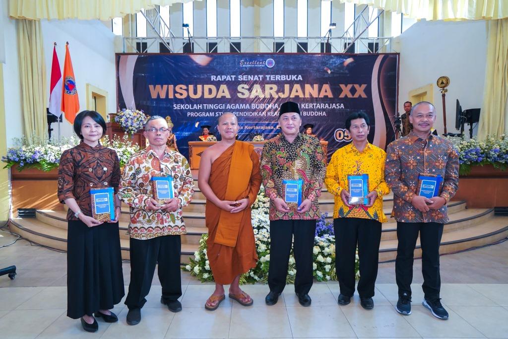 Wisuda Sarjana XX - Penyerahan Kenang-kenangan kepada Tamu Undangan