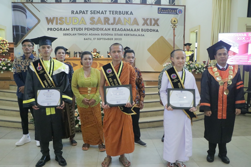 Wisuda Sarjana XIX - Pemberian Sertifikat kepada Wisudawan terbaik