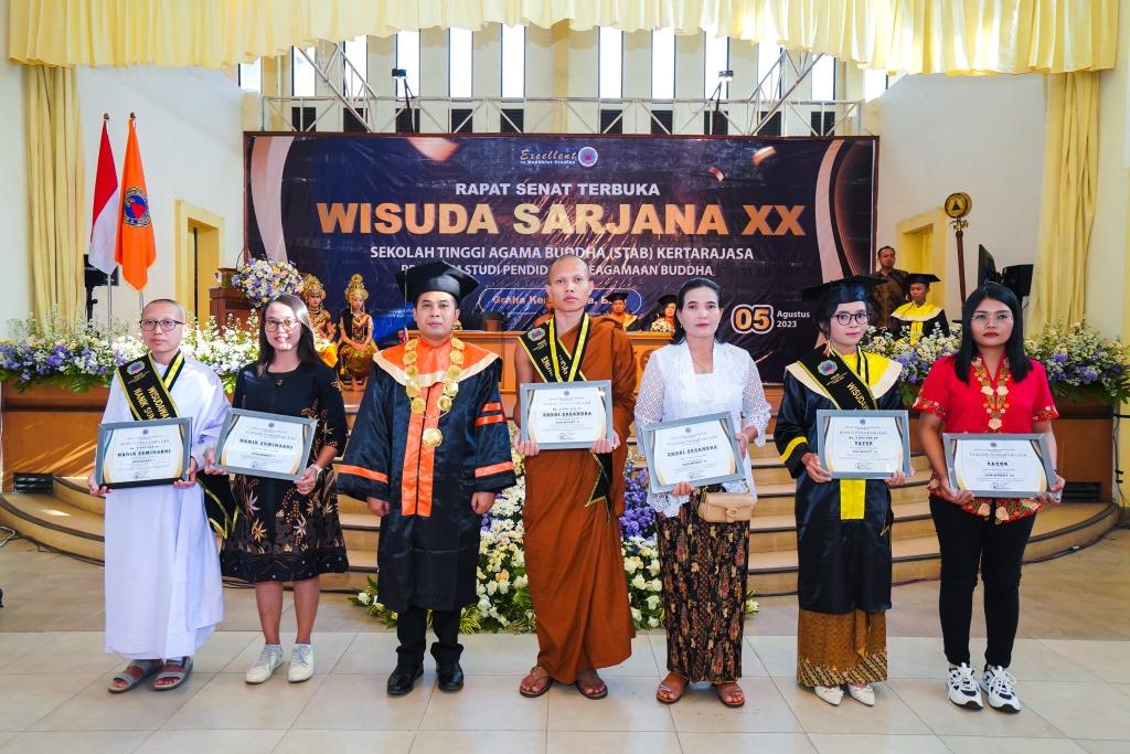 Wisuda Sarjana XX - Penyerahan Piagam kepada Wisudawan Terbaik