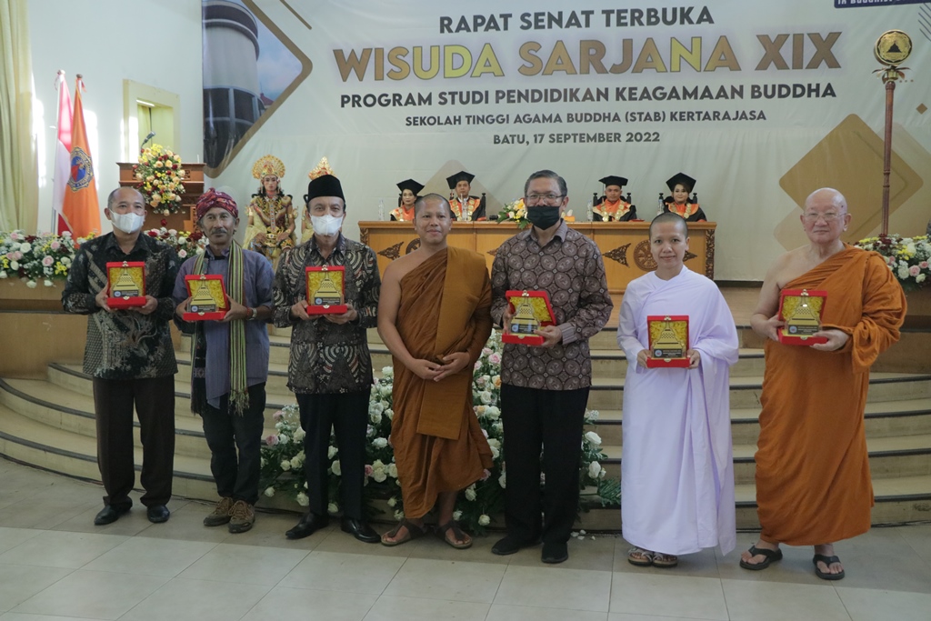 Wisuda Sarjana XIX - Pemberian cinderamata